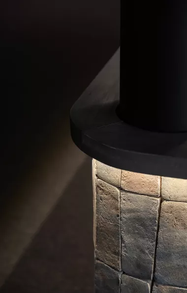Showroomdesk uitgewerkt met handgemaakte terracotta's