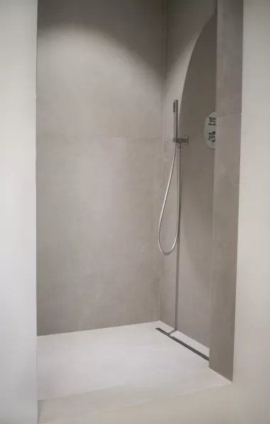 Douche uitgewerkt met betonlooktegels